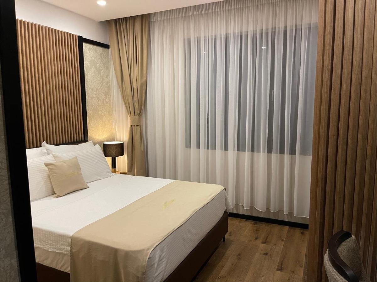 Deluxe And Resort *