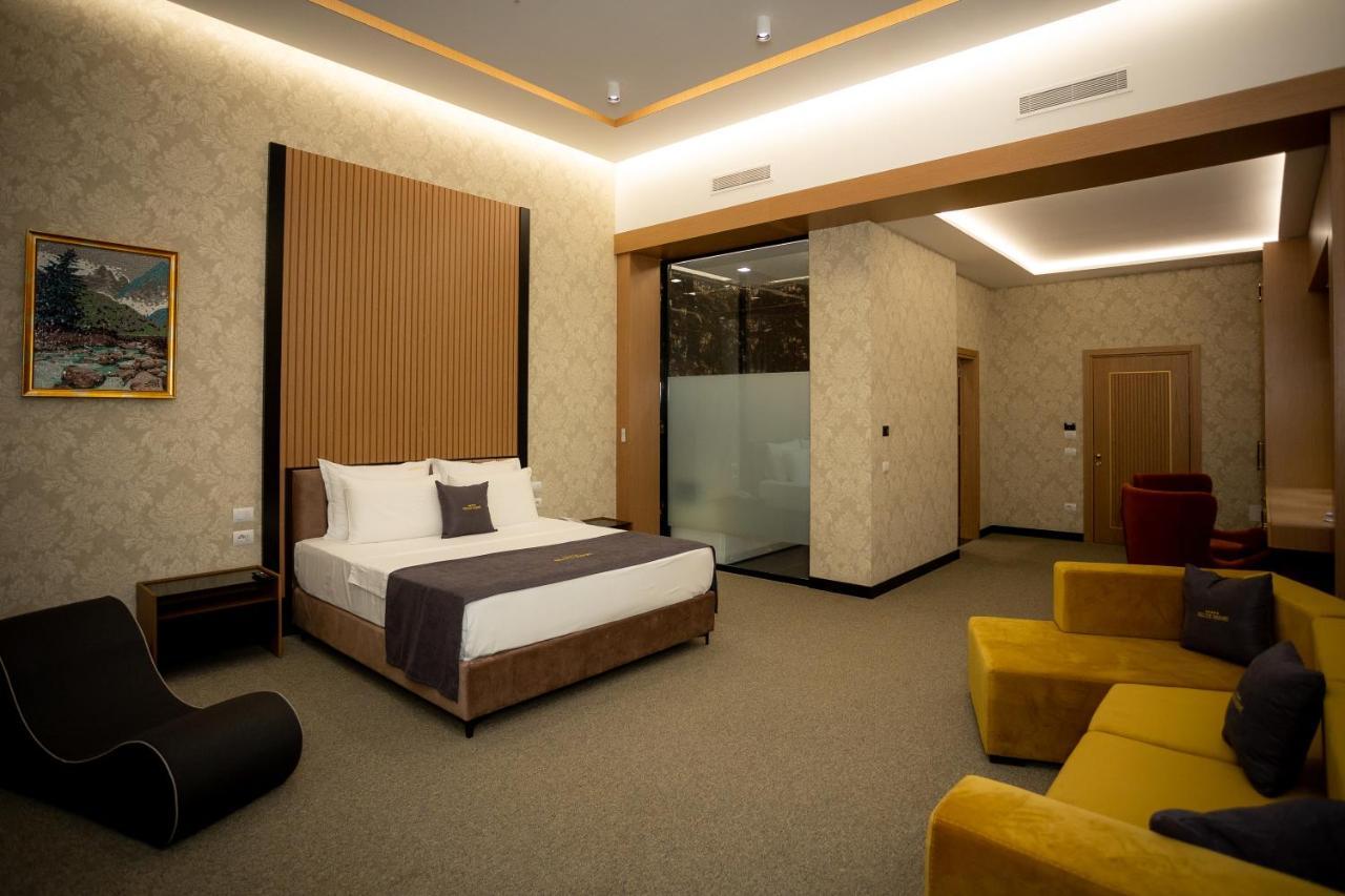 Deluxe And Resort *