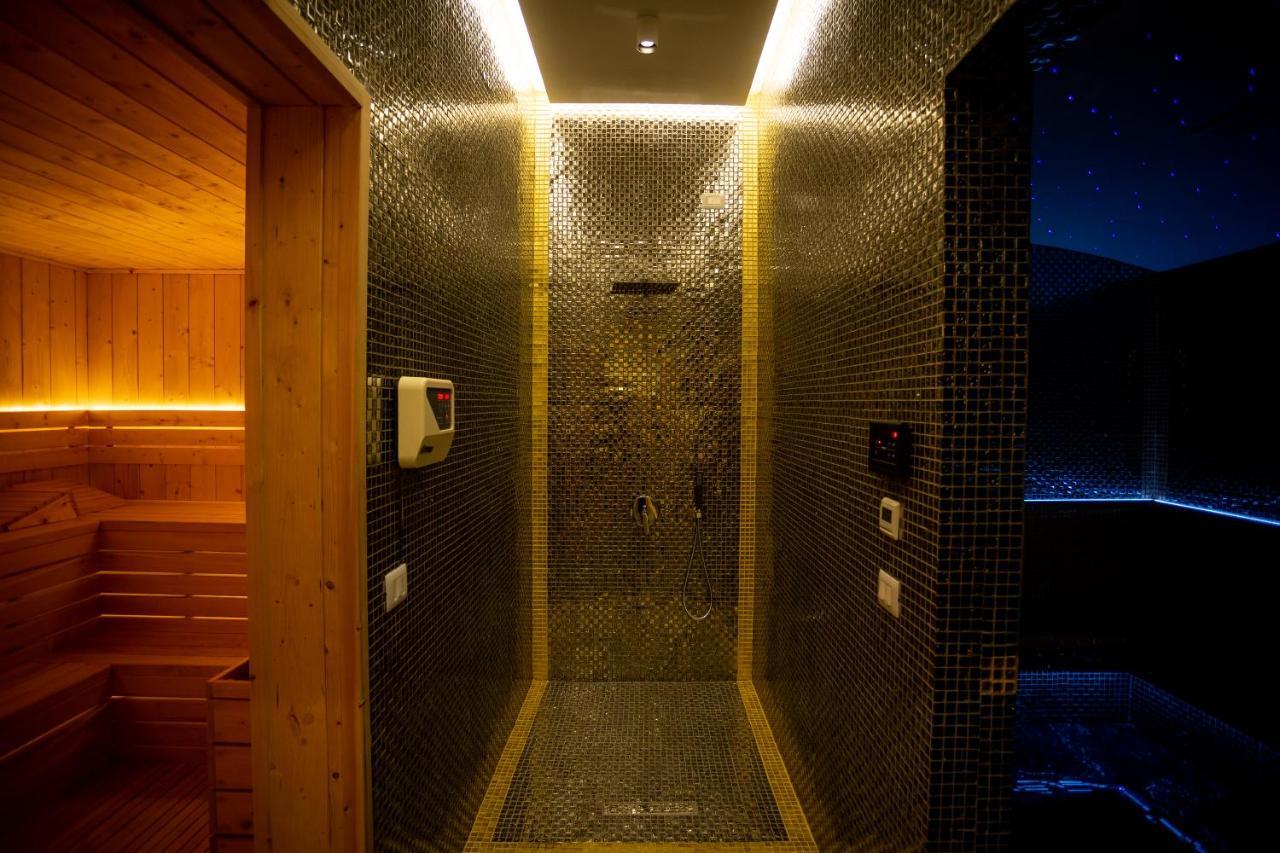 Deluxe And Resort *